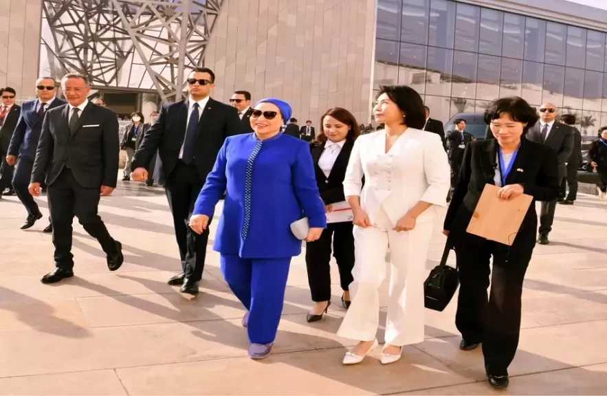 السيدة انتصار السيسي تستقبل قرينة رئيس كوريا الجنوبية بالمتحف المصري الكبير