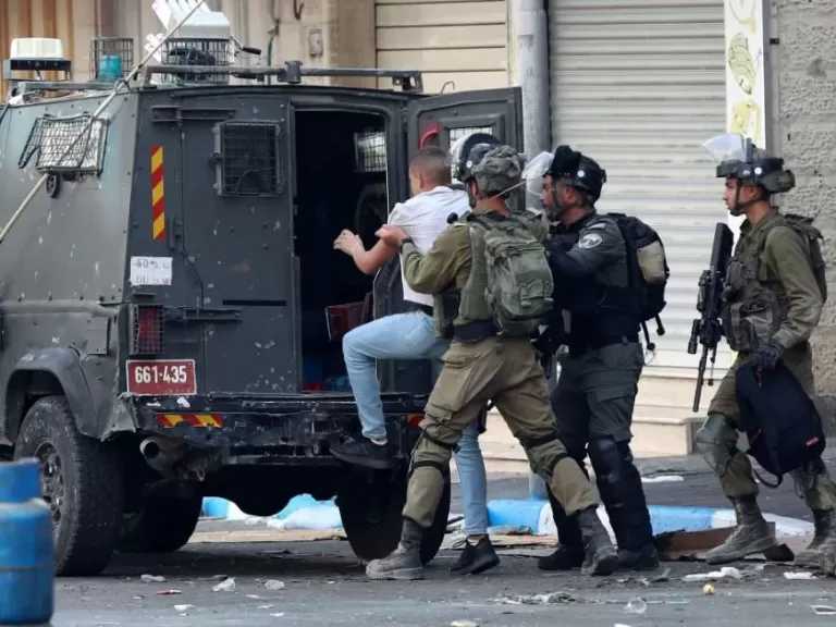 إسرائيل تعتقل 64 فلسطينيا من الضفة الغربية