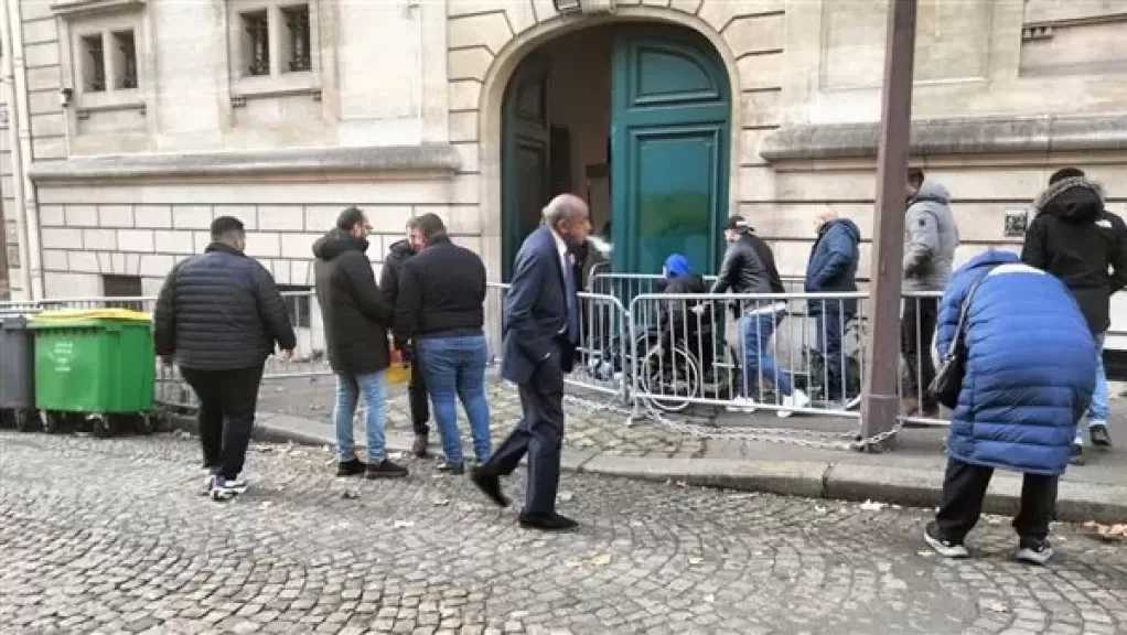 اليوم الثاني للتصويت أمام السفارة المصرية في باريس يشهد تزايدًا في إقبال الجالية