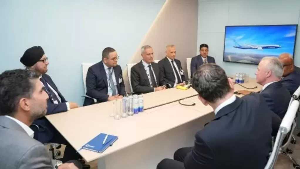 رئيس مصر للطيران يعقد لقاءات مع شركات تصنيع المحركات وتأجير الطائرات