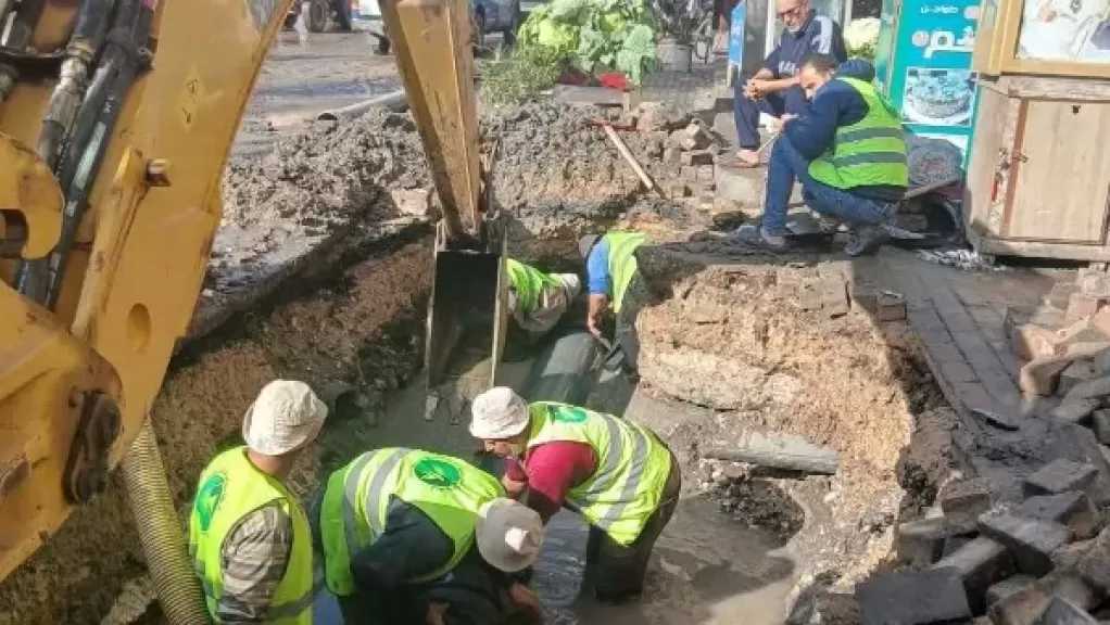 إصلاح كسر مفاجئ بخط مياه في منطقة الشعراء بدمياط