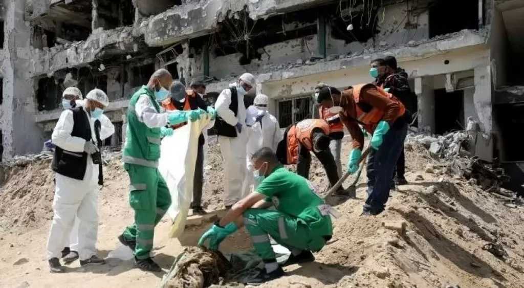 الدفاع المدني بغزة: انطلاق المرحلة الأولى لانتشال جثامين الشهداء.. ونعمل بحفار واحد