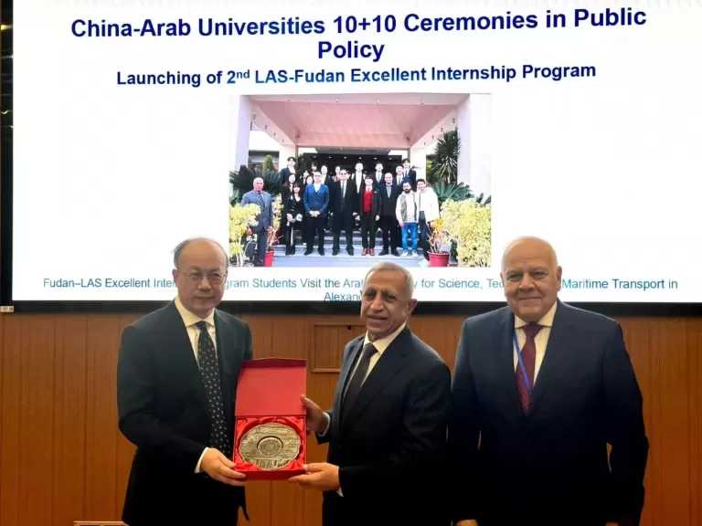 المنتدى العربي الصيني يكرم رئيس «الأكاديمية العربية» لدوره المحوري في إنجاح دورته السابقة