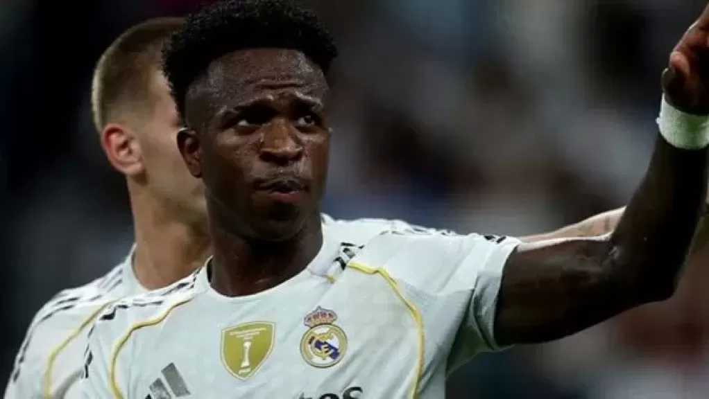 رئيس ريال مدريد الأسبق ينتقد فينيسيوس وإدارة بيريز