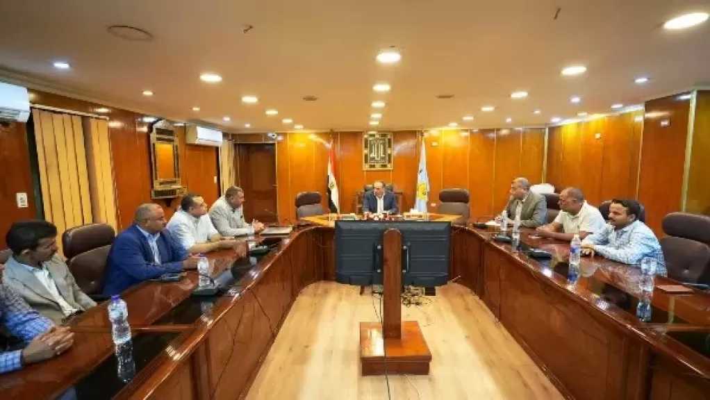 محافظ أسيوط يوجه بتشكيل كيان مؤسسي لتعظيم الاستفادة من زراعة الرمان