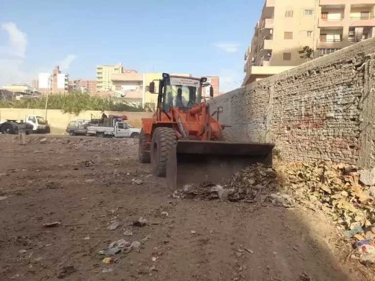 حملات نظافة ورفع المخلفات والقمامة من محيط مقار اللجان الانتخابية بدسوق كفر الشيخ.. صور