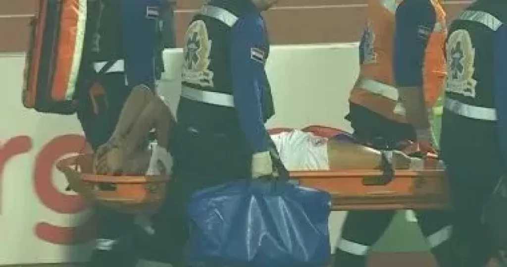 خروج نبيل دونجا على نقالة الإسعافات بعد الإصابة أمام زيسكو الزامبى