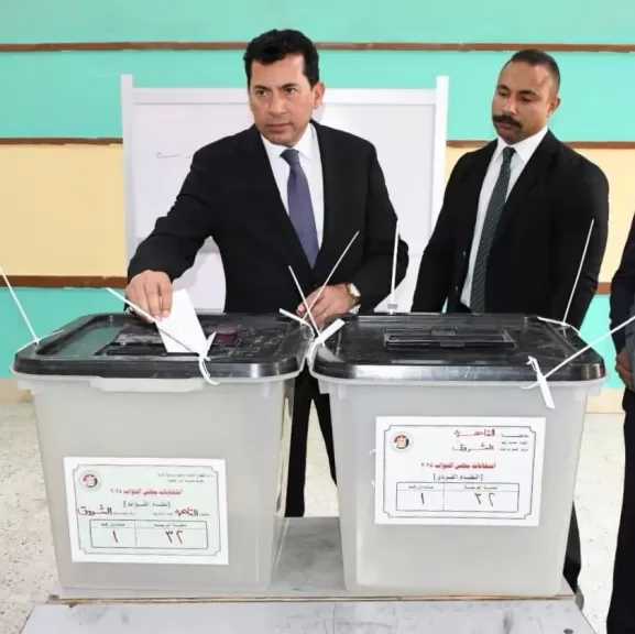 وزير الشباب والرياضة يُدلي بصوته في انتخابات مجلس النواب 2025