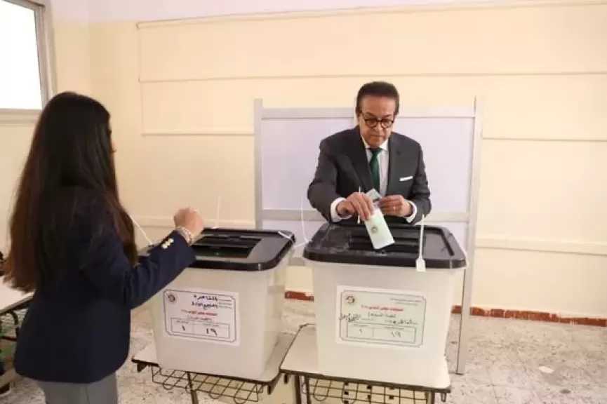 وزير الصحة يدلي بصوته في مدرسة هدى شعراوي بالقاهرة بانتخابات مجلس النواب 2025