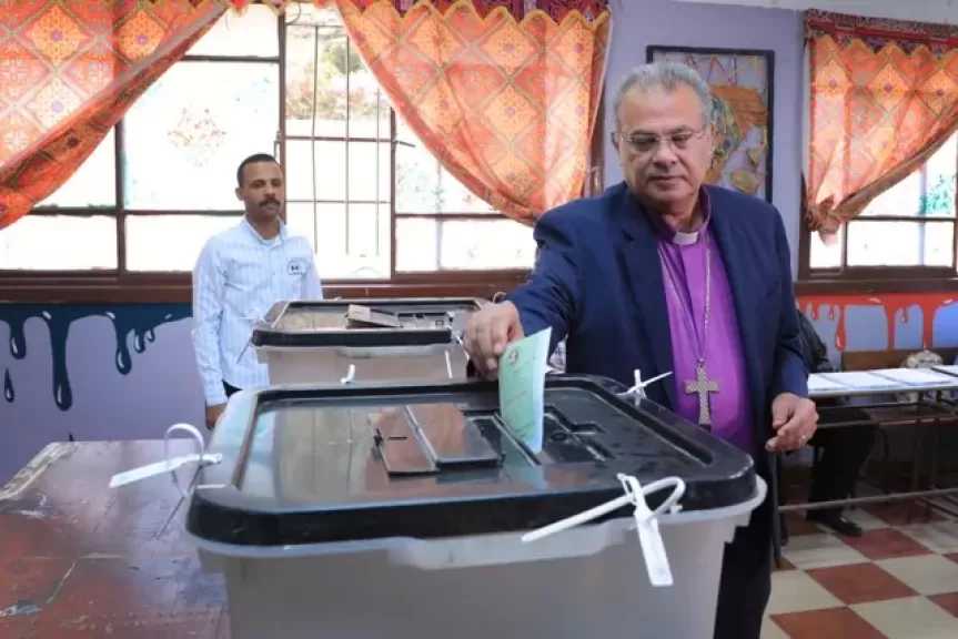 رئيس الطائفة الإنجيلية يدلي بصوته في انتخابات مجلس النواب.. ويؤكد: المشاركة مسؤولية وطنية