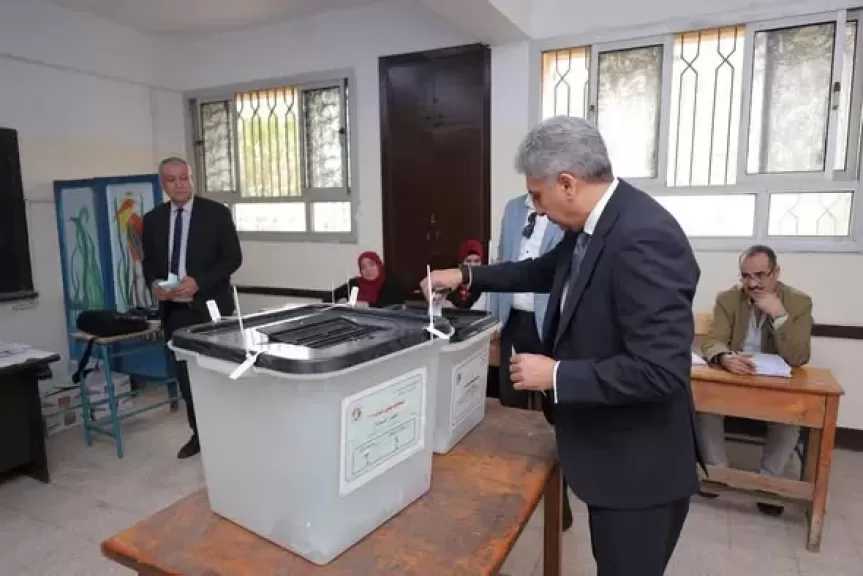 وزير السياحة يُدلي بصوته في انتخابات النواب: المشاركة واجب وطني لاختيار من سيمثل الشعب
