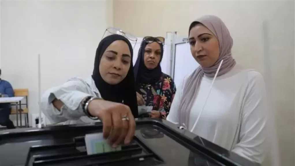 توافد المواطنين على اللجان الانتخابية بمنطقة المنيل