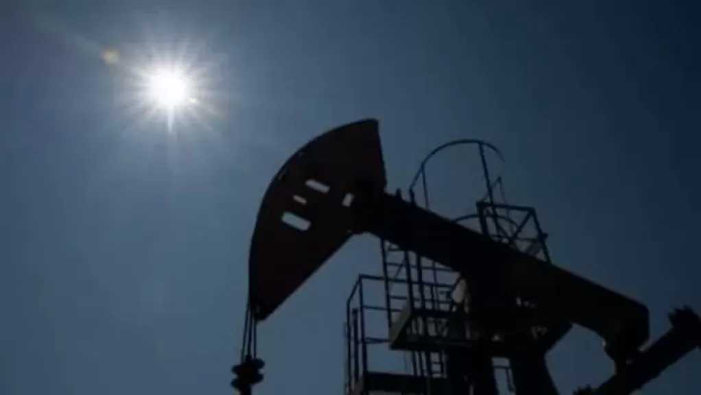 استقرار أسعار النفط وسط مخاوف تخمة المعروض