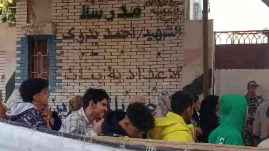 توافد العشرات للاقتراع بلجان مدرسة الشهيد أحمد بدوي بمصر القديمة