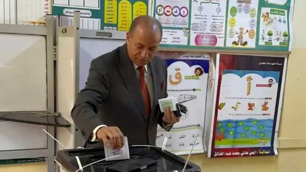 رئيس جامعة المنصورة يُدلي بصوته في انتخابات مجلس النواب