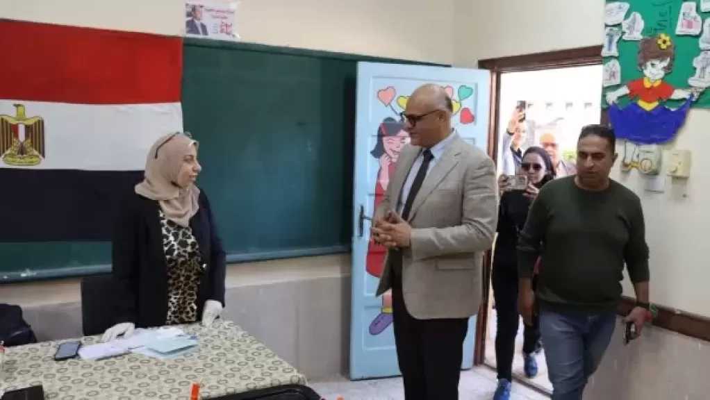 محافظ القليوبية يتفقد اللجان الانتخابية ويشيد بـ وعي المواطنين