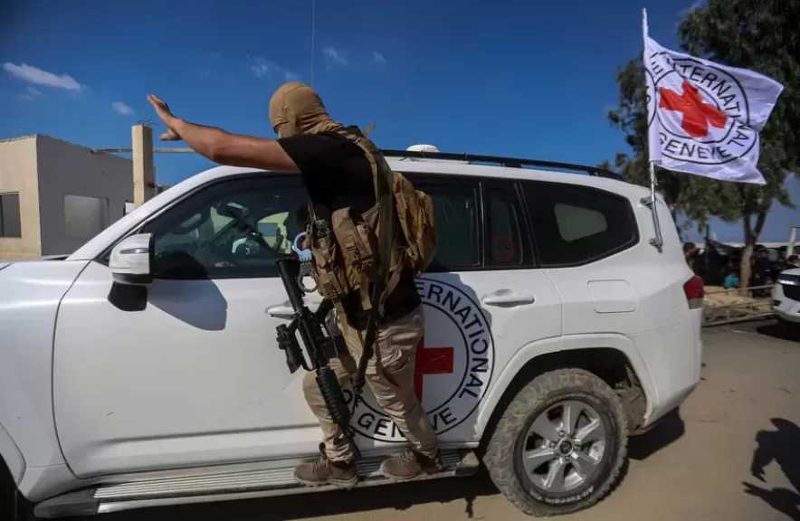 جيش الاحتلال يعلن تسلم الصليب الأحمر جثة أسير في غزة