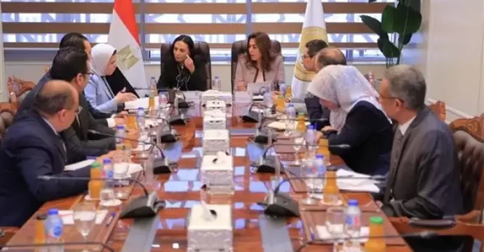 وزيرتا التضامن والتنمية المحلية تبحثان دعم جهود الهلال الأحمر المصري