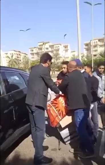 فيديو صادم.. عامل دليفري يتعرض للإهانة أثناء أداء عمله