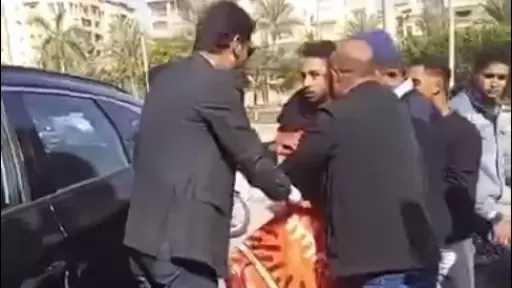 فيديو صادم.. عامل دليفري يتعرض للإهانة أثناء أداء عمله