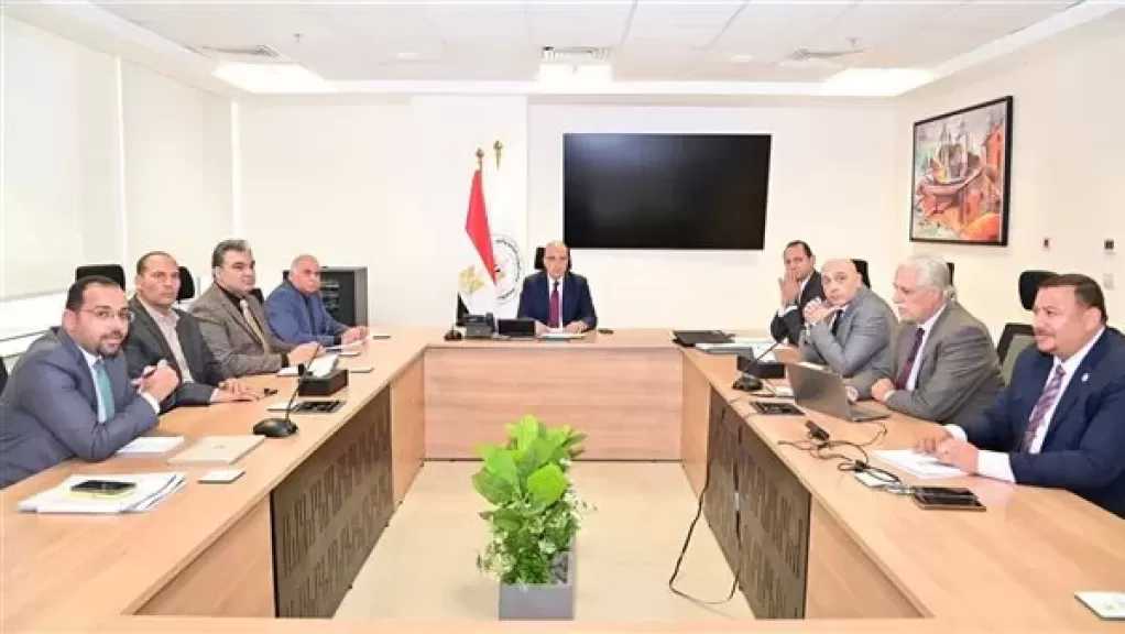 وزير الري يستعرض المسودة الأولية للنظام الأساسي واللائحة الداخلية لروابط مستخدمي المياه