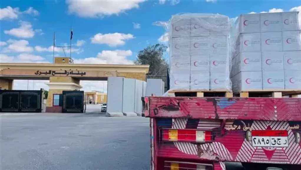 الهلال الأحمر المصري يدفع بـ 260 ألف سلة غذائية عبر قافلة إلى غزة