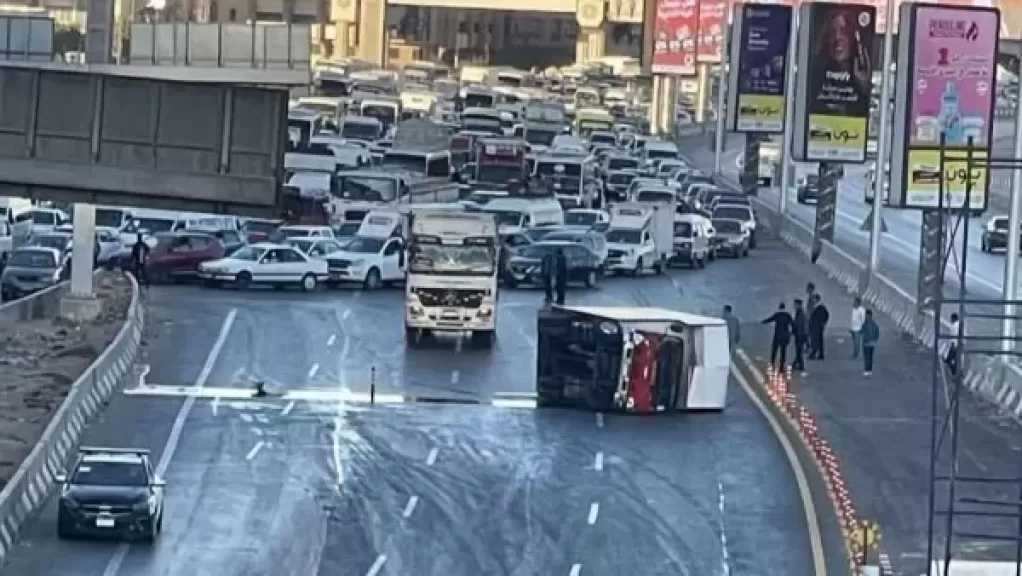 انقلاب سيارة نقل جامبو على الطريق الدائري بالمعادي