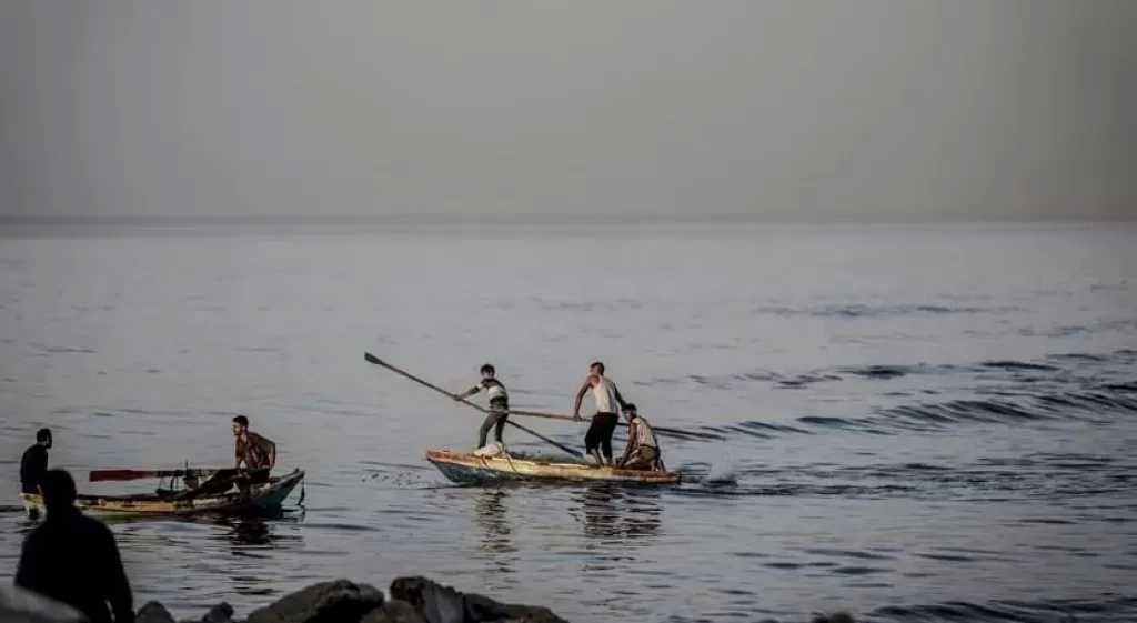 صياد فلسطيني بغزة: إسرائيل جعلت البحر يأخذ منا أكثر مما يعطينا