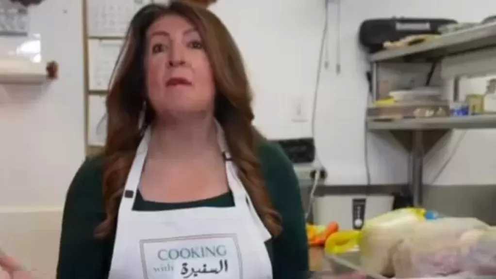 السفيرة الأمريكية بمصر تطهو ديك رومي في المطبخ بمناسبة عيد الشكر
