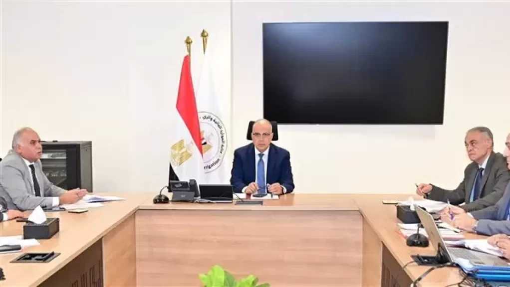 وزير الري يبحث آليات تشغيل محطات الرفع بنطاق المشروعات القومية