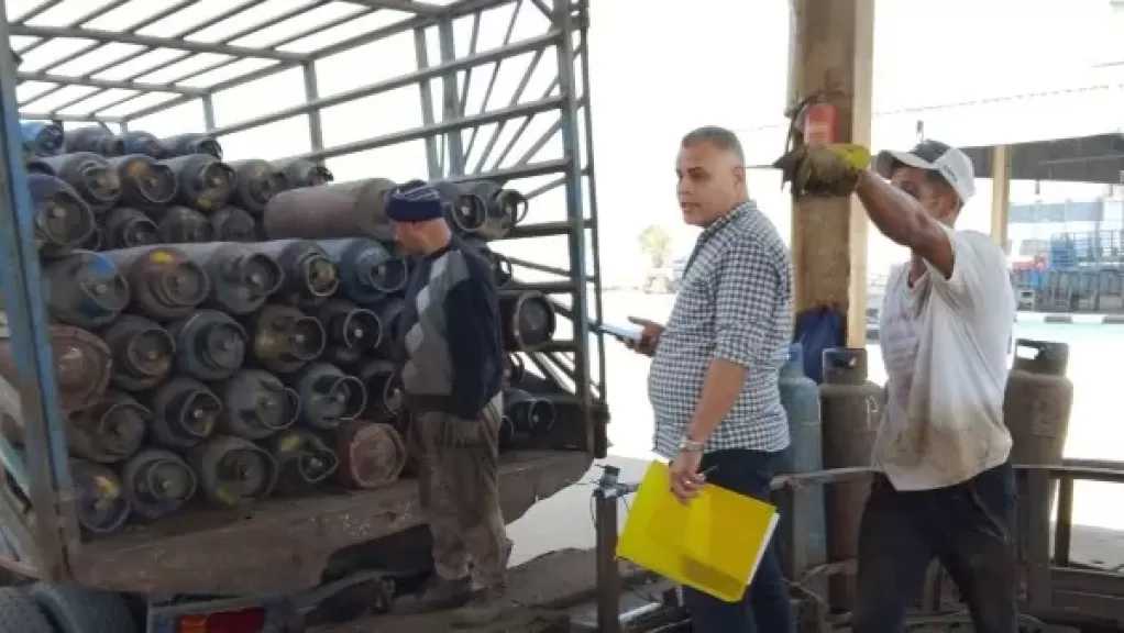 محافظة الجيزة تضبط مصنعًا لتعبئة البوتاجاز يتلاعب في الأوزان