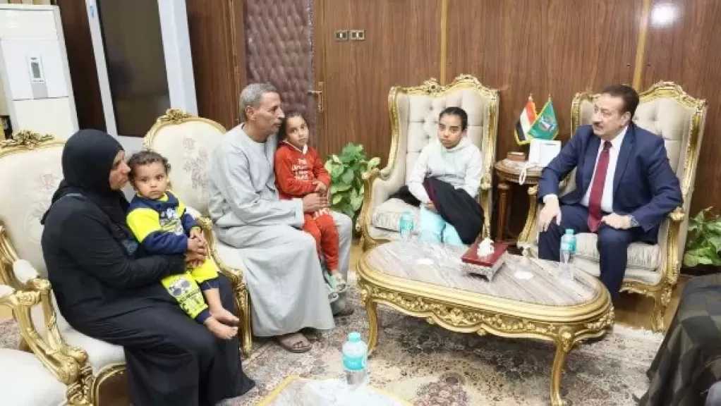محافظ المنوفية يلتقي أسرة شهيد الشهامة ويصرف 100 ألف جنيه وفرصة عمل لزوجته