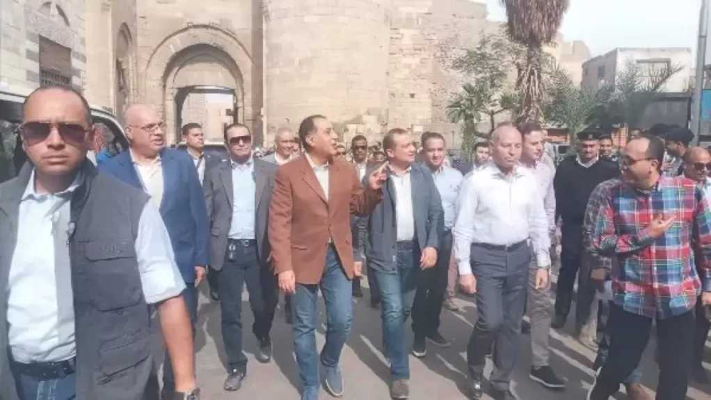 مدبولى يترجل بشارع الخيامية بالقاهرة