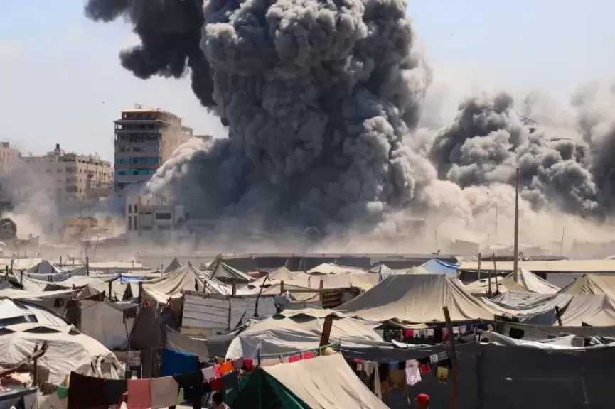 برا وبحرا وجوا.. قصف إسرائيلي مكثف على أنحاء متفرقة من غزة