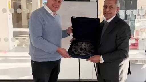 رئيس الأكاديمية العربية يبحث تعزيز التعاون الدولي مع جامعة كوفنتري البريطانية