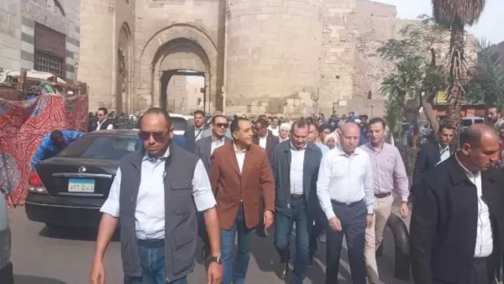 رئيس الوزراء يتفقد أعمال إعادة إحياء منطقة حارة الروم وباب زويلة