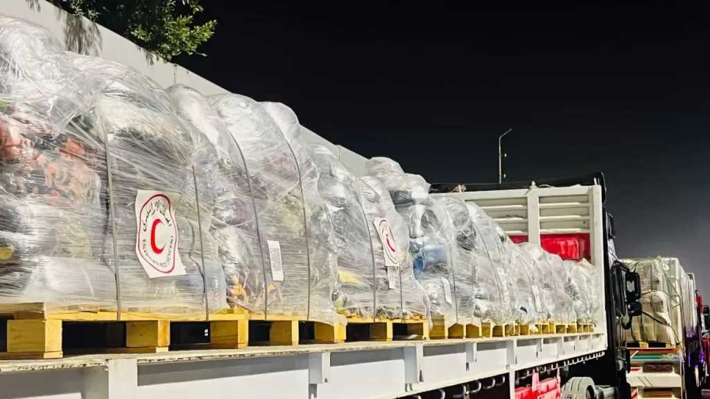 الهلال الأحمر المصري: أكثر من 91 ألف قطعة ملابس شتوية عبر قافلة «زاد العزة» الـ 83 إلى غزة