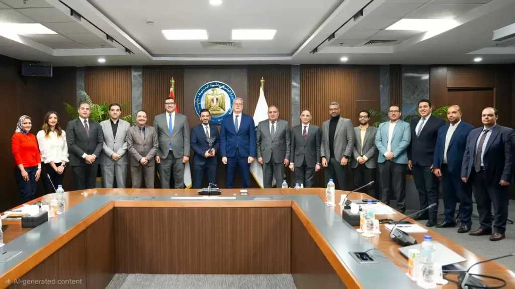 وزير البترول يكرّم أحد أعضاء فريق عمل ”بوابة مصر للاستكشاف”