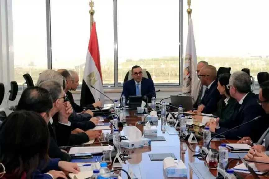 وزير الاستثمار والتجارة الخارجية يلتقي رؤساء عدد من المجالس التصديرية