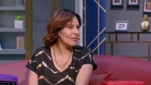 منى مطاوع ”سيدة القطط” تروي قصة إنقاذ عشرات القطط من الشارع إلى الحياة