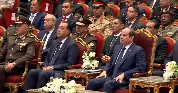 الرئيس السيسي يشاهد فيلما تسجيليا عن مسيرة معرض إيديكس للصناعات الدفاعية