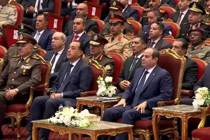 الرئيس السيسي يشاهد فيلما تسجيليا عن مسيرة معرض إيديكس للصناعات الدفاعية