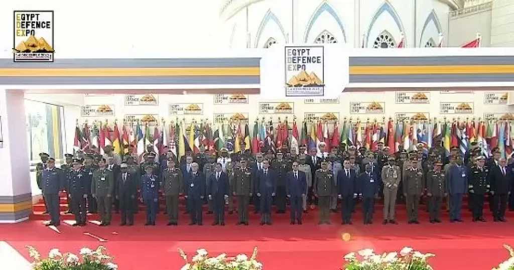 الرئيس السيسي يتوسط صورة تذكارية مع المشاركين في معرض الصناعات الدفاعية