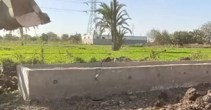 إزالة أعمدة معدة لإنشاء جمالون مخالف على أرض زراعية في القناطر الخيرية