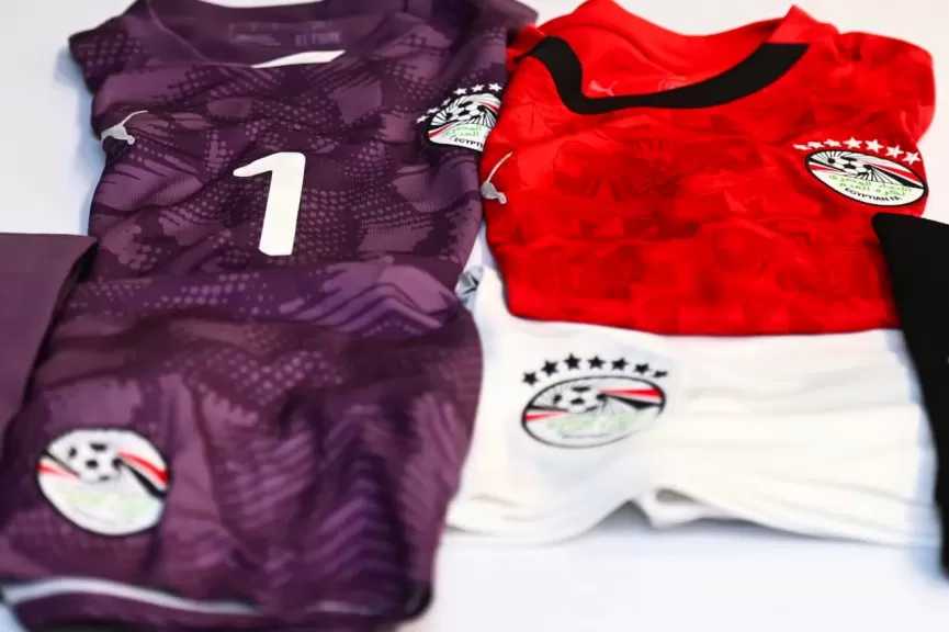 منتخب مصر بالزي الأحمر في مواجهة الكويت بكأس العرب