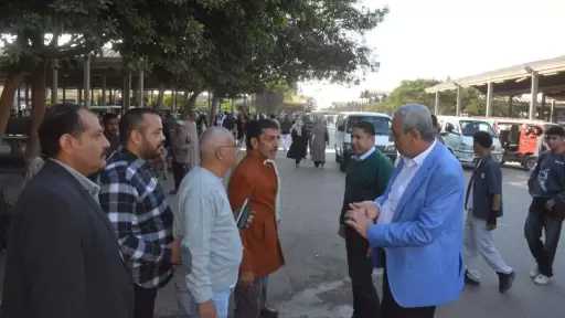 محافظ الغربية يتفقد مواقف طنطا