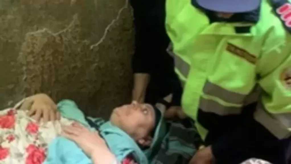 استجابة فورية.. أمن القاهرة ينقل سيدة مريضة إلى المستشفى | صور