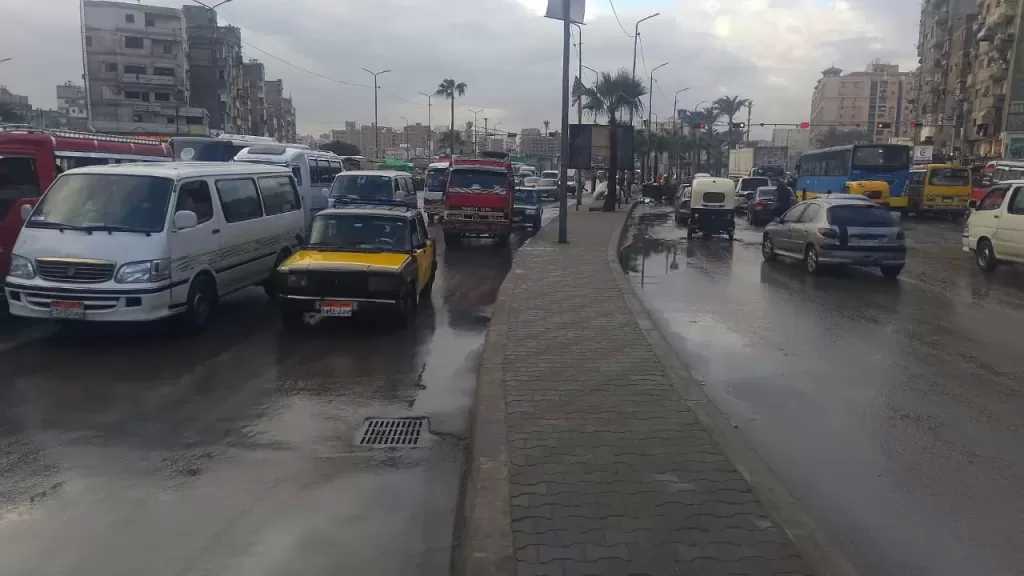 سقوط أمطار خفيفة بالإسكندرية وانتشار فرق الطوارئ بالشوارع الحيوية