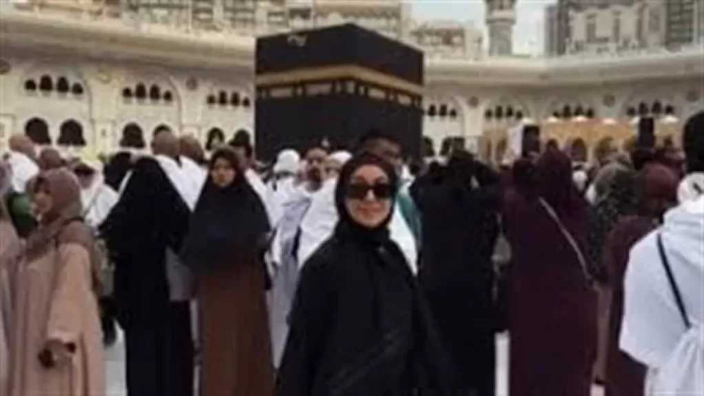 هند عبد الحليم تؤدي مناسك العمرة