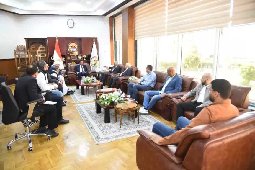 افتتاح مكتب للتصديقات بالغرفة التجارية للتيسير على المسافرين للخارج بمطروح